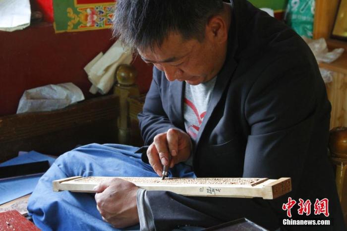 圖為7月14日，普松雕刻技藝傳承人嘎瑪曲扎正在家中進(jìn)行創(chuàng)作。 <a target='_blank' ><p  align=