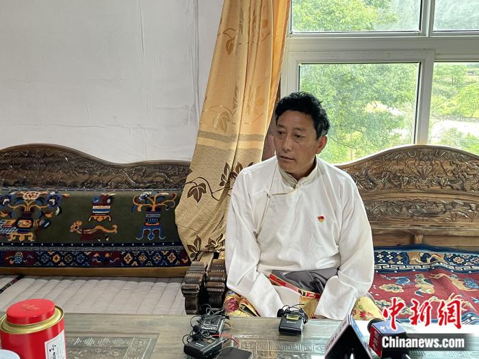 巴卡村黨支部書記、村委會(huì)主任尼瑪次仁。周璟 攝