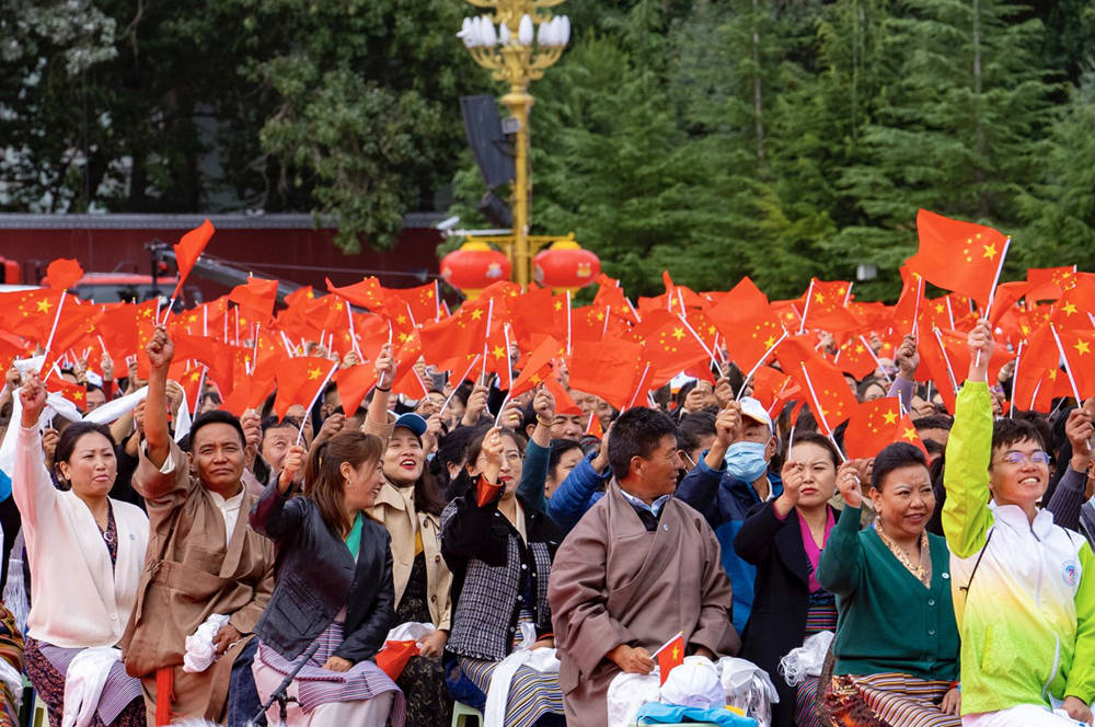 8月19日10時(shí)，慶祝西藏和平解放70周年大會(huì)在拉薩市布達(dá)拉宮廣場(chǎng)隆重舉行。徐馭堯 攝