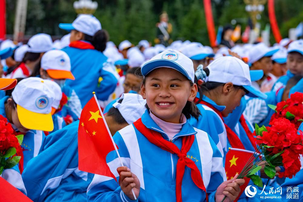 8月19日10時(shí)，慶祝西藏和平解放70周年大會(huì)在拉薩市布達(dá)拉宮廣場(chǎng)隆重舉行。徐馭堯 攝