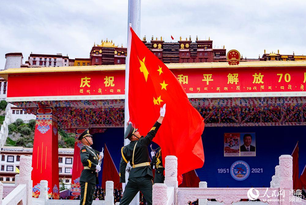 8月19日10時(shí)，慶祝西藏和平解放70周年大會(huì)在拉薩市布達(dá)拉宮廣場(chǎng)隆重舉行。這是大會(huì)舉行升旗儀式。徐馭堯 攝