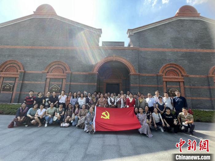 參觀中共一大、二大會址，學(xué)員們回顧了中國共產(chǎn)黨百年大黨的革命歷程?！∪A東師大供圖