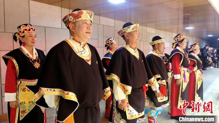 圖為西藏老年舞蹈隊(duì)在后臺(tái)準(zhǔn)備上場(chǎng)。　貢桑拉姆 攝