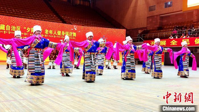 圖為西藏老年舞蹈隊(duì)伍齊跳傳統(tǒng)鍋莊舞?！∝暽＠?攝