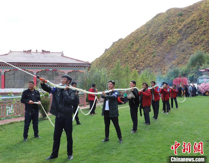 圖為護(hù)林員體驗(yàn)架設(shè)水泵?！〔际猩窒乐ш?duì) 供圖