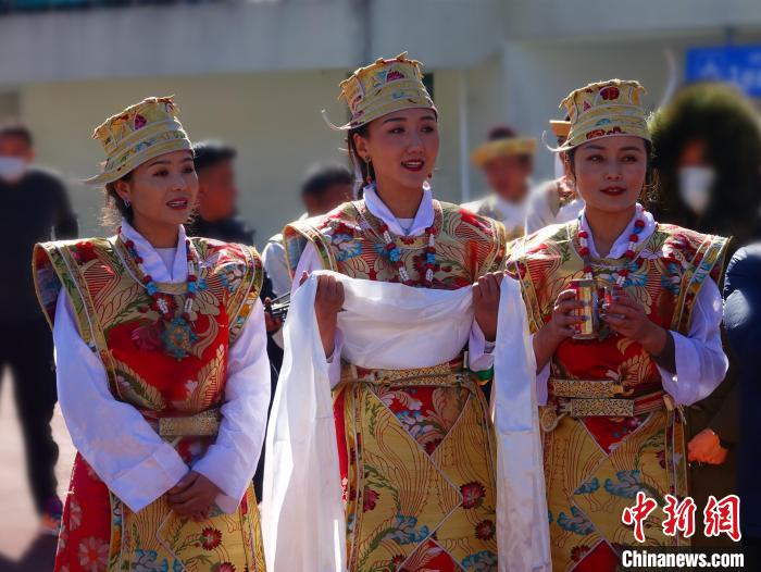 圖為身著節(jié)日盛裝的藏族姑娘?！∪轿木?攝