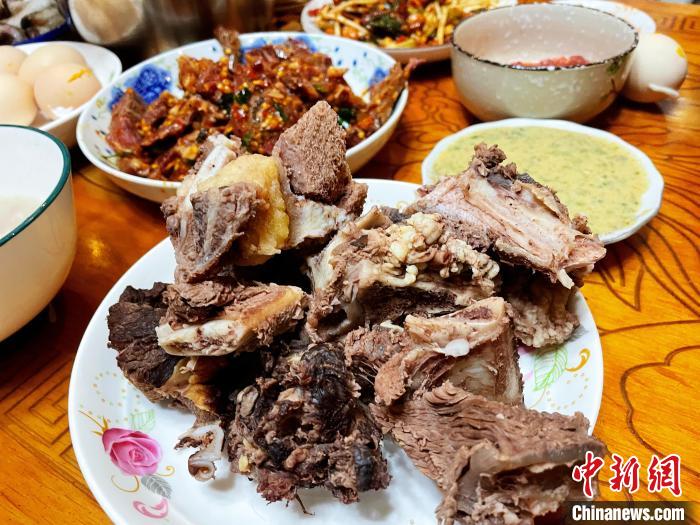圖為除夕之夜的大餐?！∪轿木?攝
