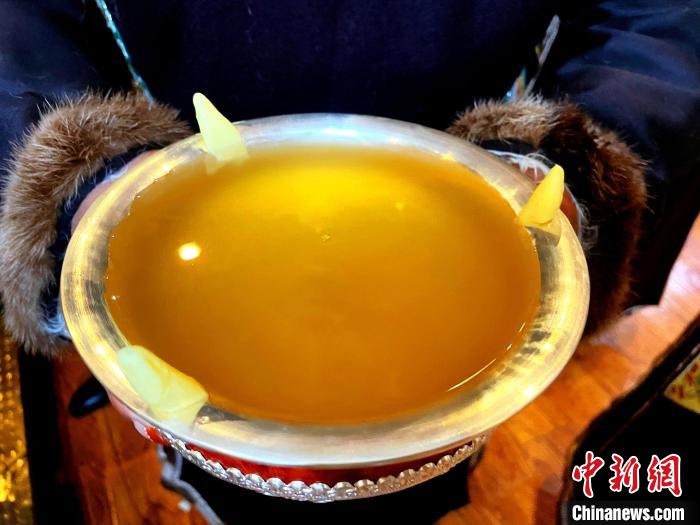 圖為青稞酒。　冉文娟 攝