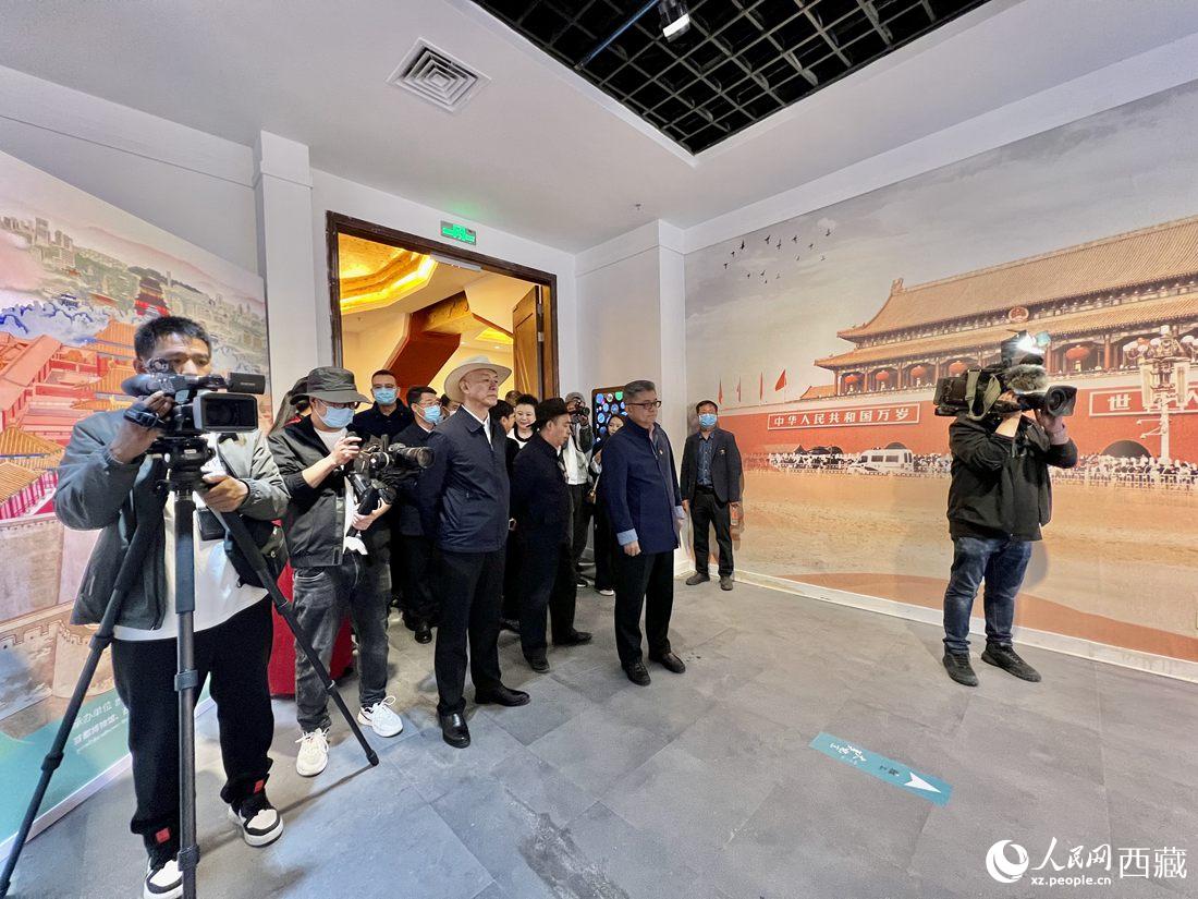 參觀《“讀城——大美北京”西藏巡展》展廳。 人民網(wǎng) 次仁羅布攝