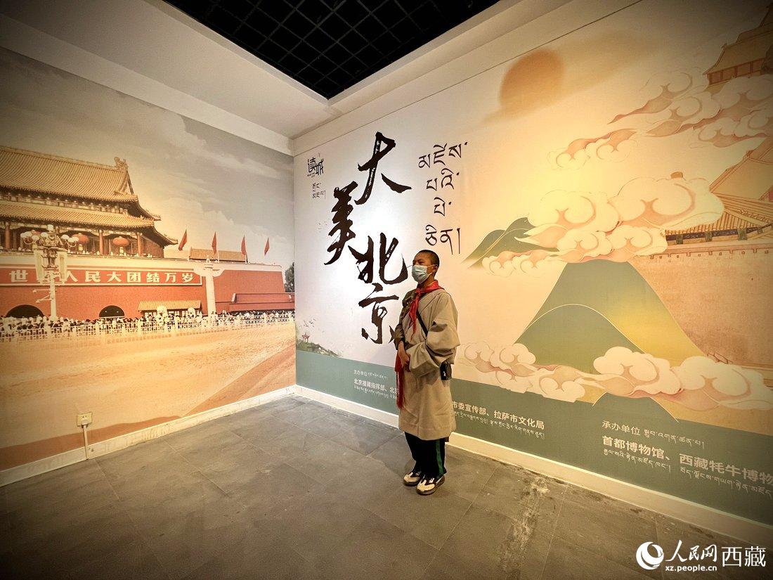 拉薩市北京實(shí)驗(yàn)中學(xué)的學(xué)生講解員進(jìn)行講解。人民網(wǎng) 次仁羅布攝
