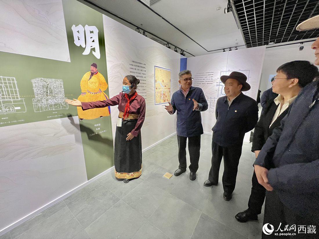 拉薩市北京實(shí)驗(yàn)中學(xué)的學(xué)生講解員進(jìn)行講解。人民網(wǎng) 次仁羅布攝