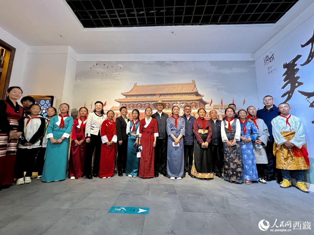 合影留念。人民網(wǎng) 次仁羅布攝