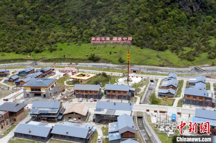 “家是玉麥 國是中國”的大字豎立在玉麥鄉(xiāng)旁的山腳上?！钊A峰 攝