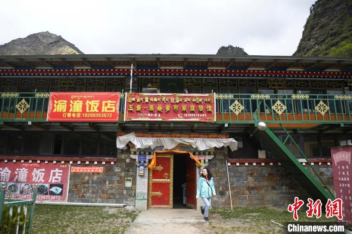 玉麥鄉(xiāng)里修建了飯店與旅館?！钊A峰 攝