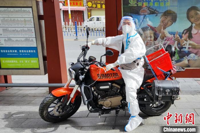 圖為西藏阜康醫(yī)療工作人員騎摩托為居家防疫市民送藥?！∈茉L者供圖