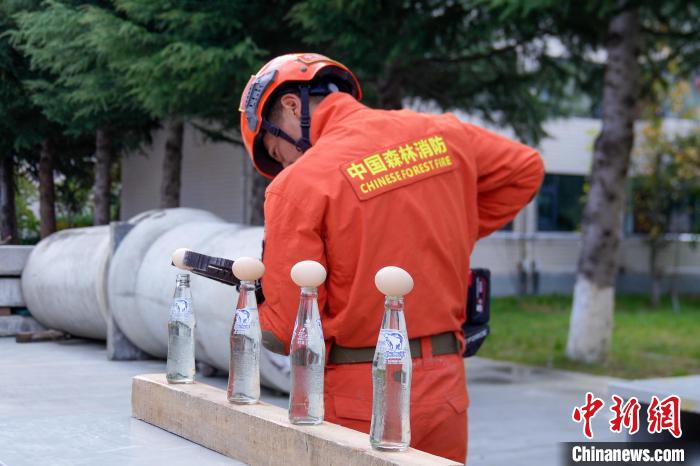 西藏林芝森林消防技能大練兵現(xiàn)場，消防員使用液壓鉗夾取雞蛋。　楊永龍 攝