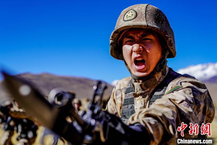 官兵正在進行刺殺操訓(xùn)練?！∥鞑厣侥宪姺謪^(qū)某團供圖