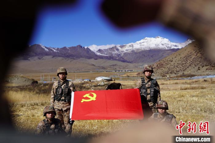 指導(dǎo)員楊磊帶領(lǐng)官兵重溫入黨誓詞。　西藏山南軍分區(qū)某團供圖