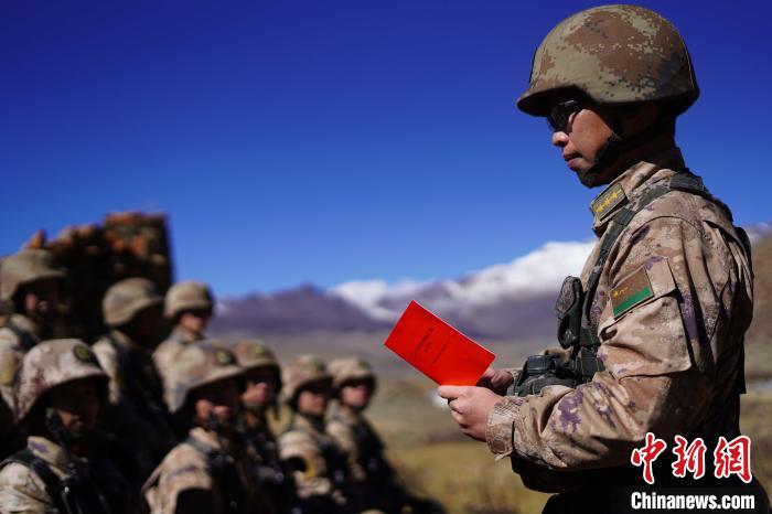 訓(xùn)練間隙，楊磊正在為官兵作宣講?！∥鞑厣侥宪姺謪^(qū)某團供圖