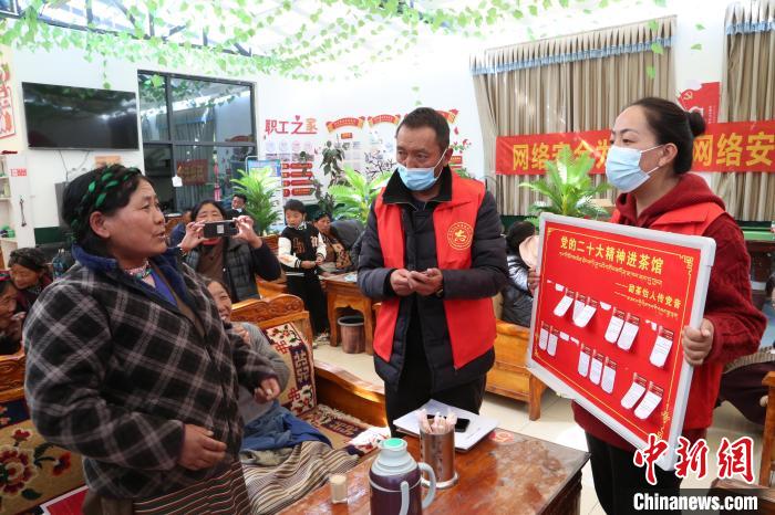 圖為瓊結(jié)縣村民參與問答?！愔闈扇?攝