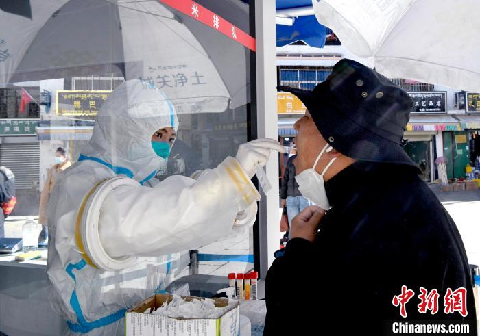 12月7日，拉薩市民正在進(jìn)行核酸檢測(cè)?！±盍?攝