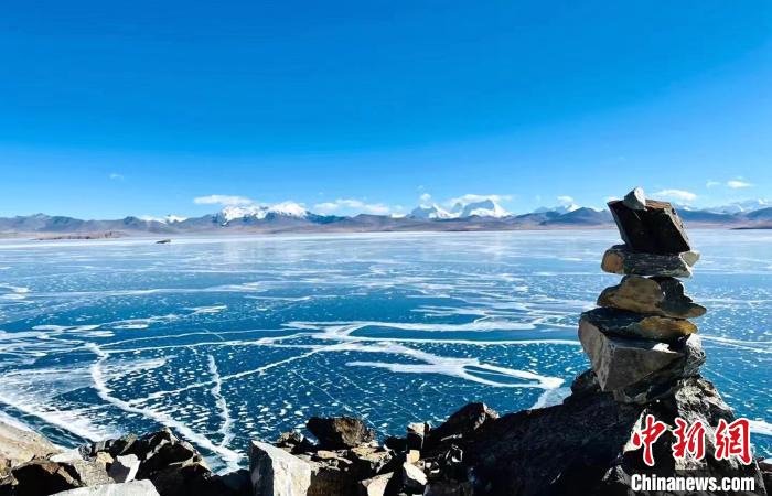 圖為普瑪江塘鄉(xiāng)境內(nèi)的雪山、冰湖美景?！±丝ㄗ涌h網(wǎng)信辦供圖