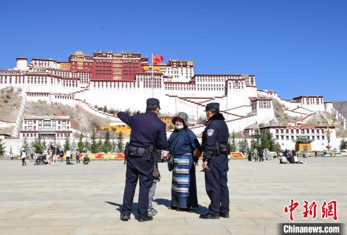 圖為1月23日，布達(dá)拉宮廣場(chǎng)派出所民警正在回答民眾咨詢。　貢嘎來松 攝