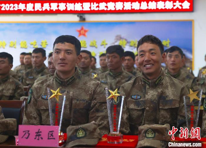 表彰大會上，獲獎選手開心瞬間。　吳蒙昆 攝
