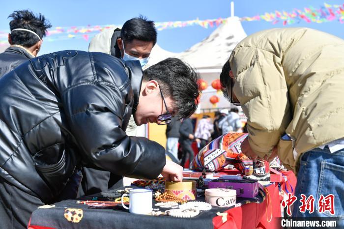 圖為展銷會(huì)現(xiàn)場(chǎng)。　貢嘎來(lái)松 攝