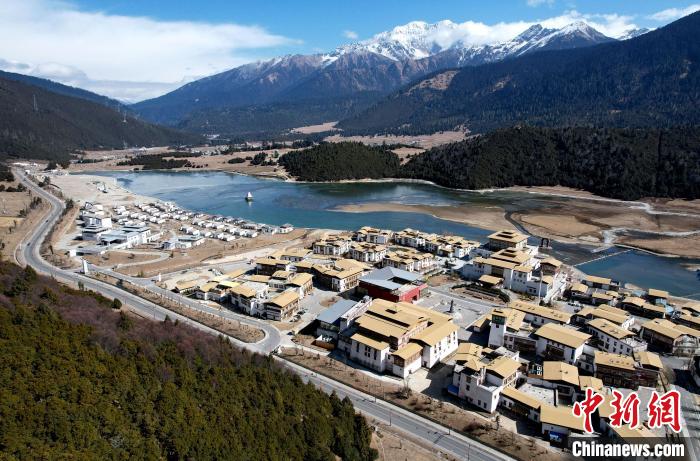 2月17日，西藏林芝魯朗小鎮(zhèn)。(無(wú)人機(jī)照片) 李林 攝