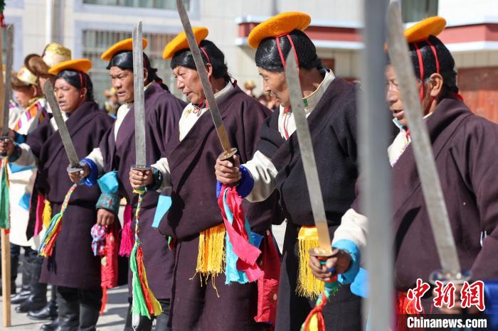 圖為藝人們手持藏刀表演加麻百·甲江?！愔闈扇?攝