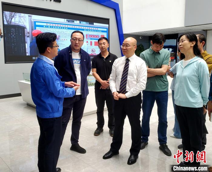 圖為全國政協(xié)委員、農工黨青海省委主委王昆(中)在企業(yè)調研?！」鶟M福 供圖