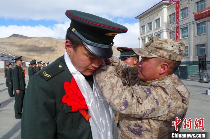 卸下軍銜等標(biāo)識?！⒖≥x 攝