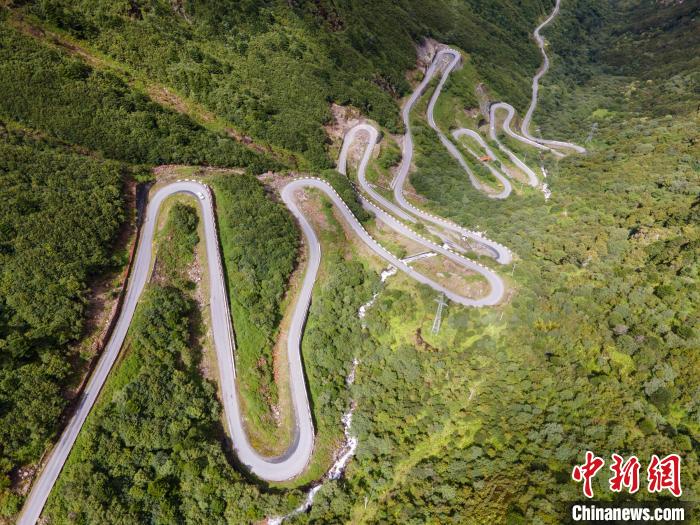 圖為西藏山南錯(cuò)那縣的盤山公路，錯(cuò)那縣被命名為全國“四好農(nóng)村路”示范縣?！〗w波 攝