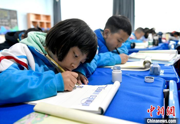 3月14日，西藏拉薩市第一小學一年級六班的學生們在藏語文課上書寫藏文?！±盍?攝