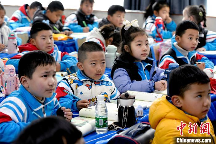 3月14日，西藏拉薩市第一小學一年級六班學生正在上藏語文課?！±盍?攝