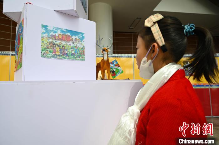 圖為學(xué)生參觀繪畫展?！≮w朗 攝