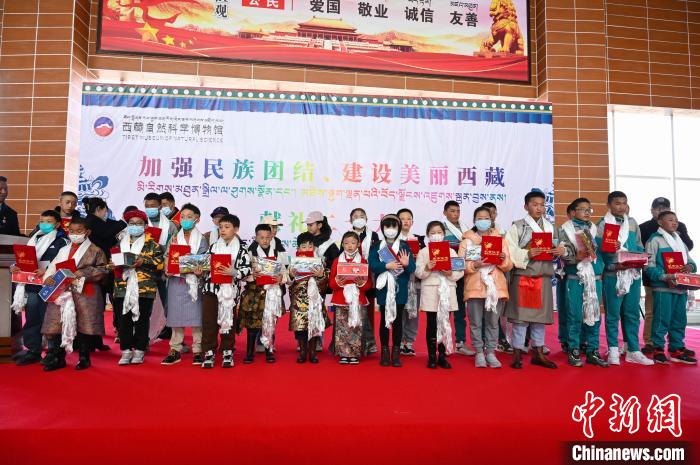圖為部分獲獎學(xué)生合影?！≮w朗 攝