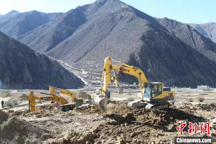 圖為高標準農田建設施工現(xiàn)場。　格桑倫珠 攝