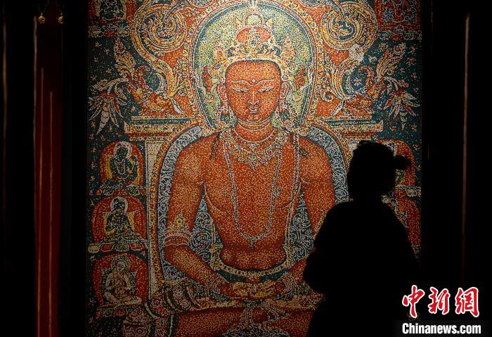 3月31日，觀眾欣賞展覽中的作品。　李林 攝