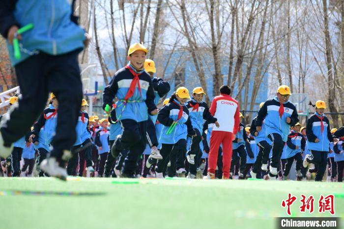 圖為學(xué)生在跳繩教練齊景龍的指導(dǎo)下做準(zhǔn)備運(yùn)動?！∝暩聛硭?攝