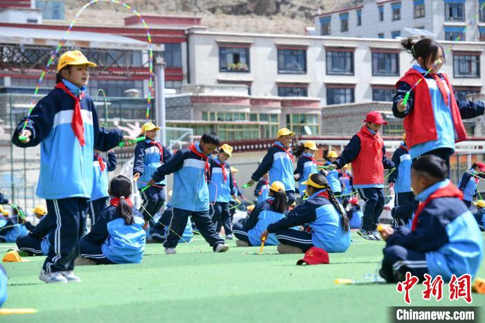 圖為學(xué)生正在練習(xí)跳繩?！∝暩聛硭?攝