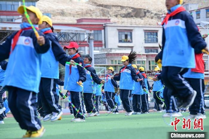 圖為學(xué)生正在練習(xí)跳繩?！∝暩聛硭?攝