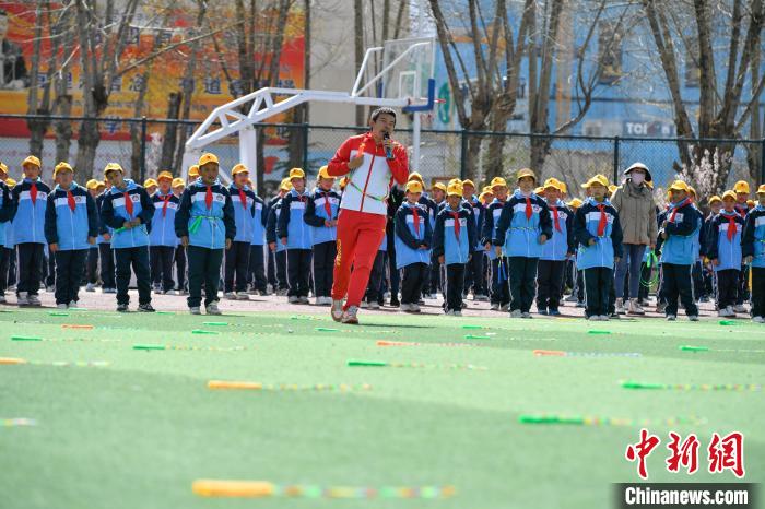 圖為學(xué)生在跳繩教練齊景龍的指導(dǎo)下做準(zhǔn)備運(yùn)動?！∝暩聛硭?攝