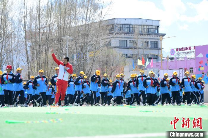 圖為學(xué)生在跳繩教練齊景龍的指導(dǎo)下做準(zhǔn)備運(yùn)動?！∝暩聛硭?攝