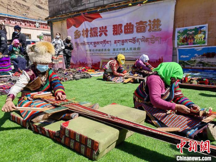 圖為2022年，安多縣雁石坪鎮(zhèn)“鄉(xiāng)村振興那曲奮進(jìn)”編織技藝比賽現(xiàn)場。資料圖 那曲市“鄉(xiāng)村振興 那曲奮進(jìn)”活動辦供圖