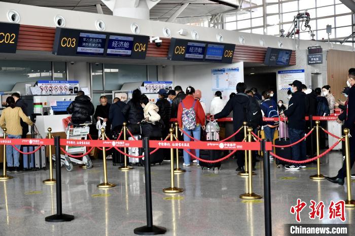 圖為旅客辦理登機手續(xù)?！≈芎?攝