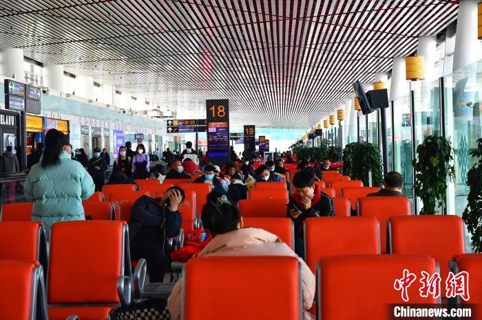 圖為旅客在機場候機室等待登機?！≈芎?攝