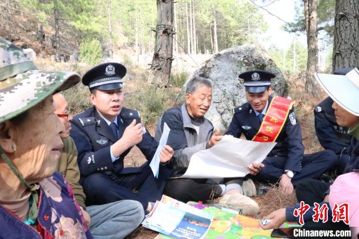 圖為竹瓦根邊境派出所民警為轄區(qū)群眾宣講森林防火常識?！≈裢吒吘撑沙鏊?供圖