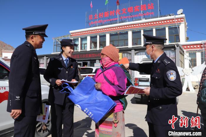 圖為日土邊境派出所民警在選轄區(qū)宣講國家安全知識?！∪尾?攝